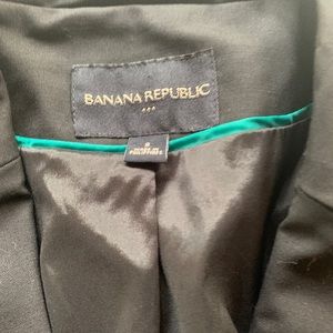 BLACK BLAZER WITH PLEATED BACK